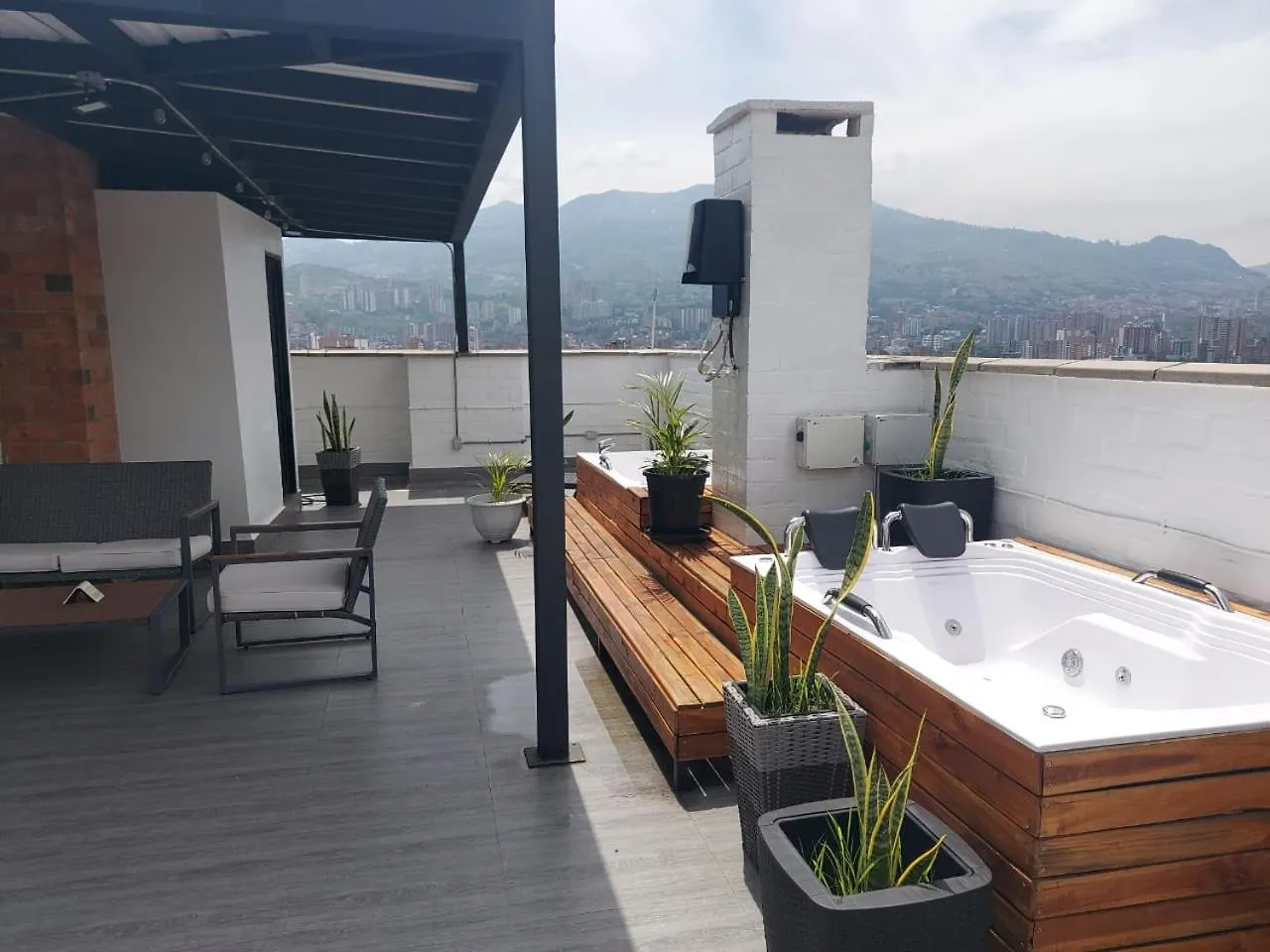 Penthouse Rooftop Terrace Gem In The Sky-Laureles 麦德林
