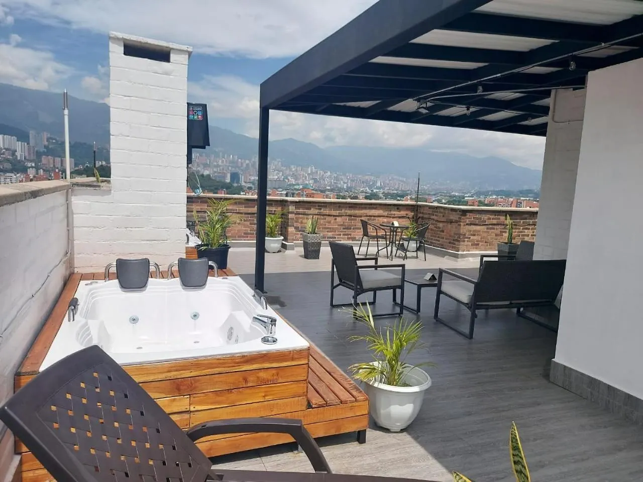 Penthouse Rooftop Terrace Gem In The Sky-Laureles 麦德林